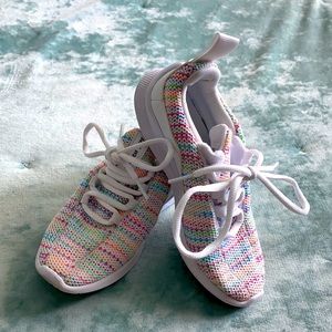 Nike Girls shoes size 12 (age 4-7 yrs old).